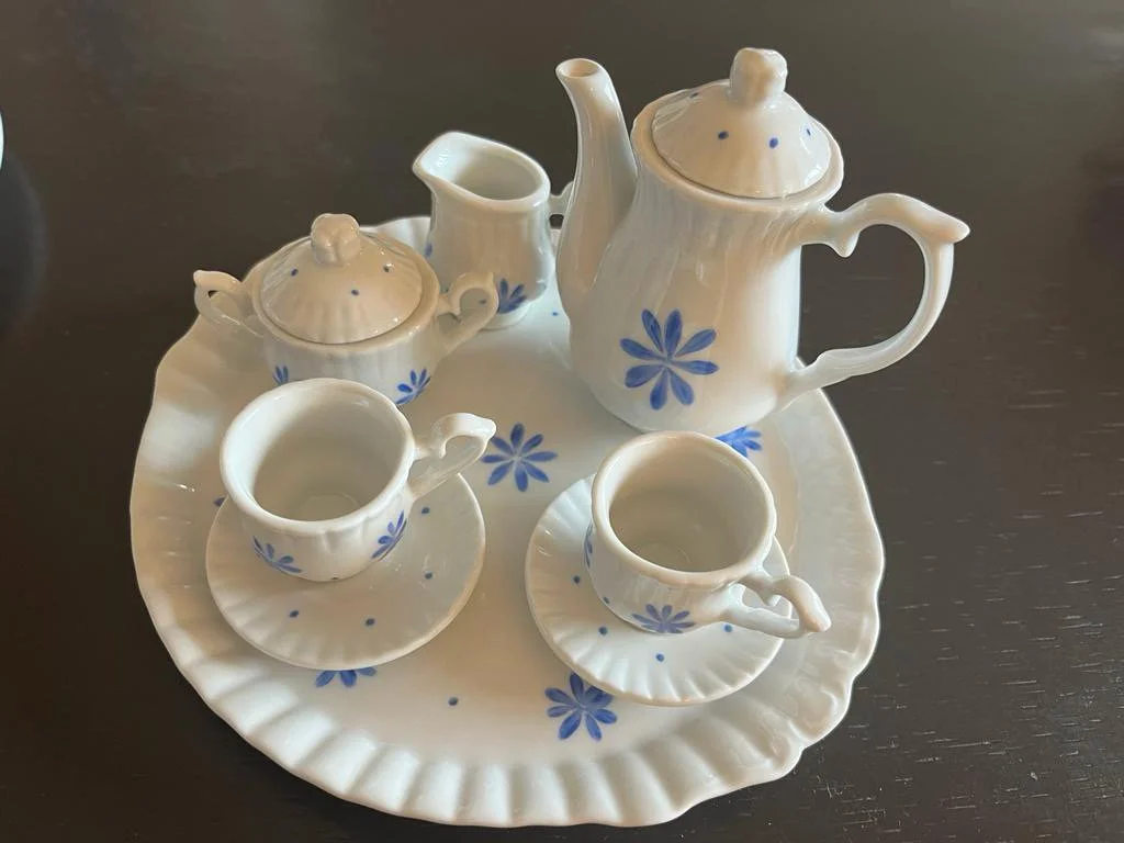 Dînette pour enfants, service à thé miniature en porcelaine pour petites filles. Porcelaine peinte main à Paris par Annouchka Beguin. Art de la table artisanal à la française pour petits et grands. Cadeau authentique made in France. Boutique parisie