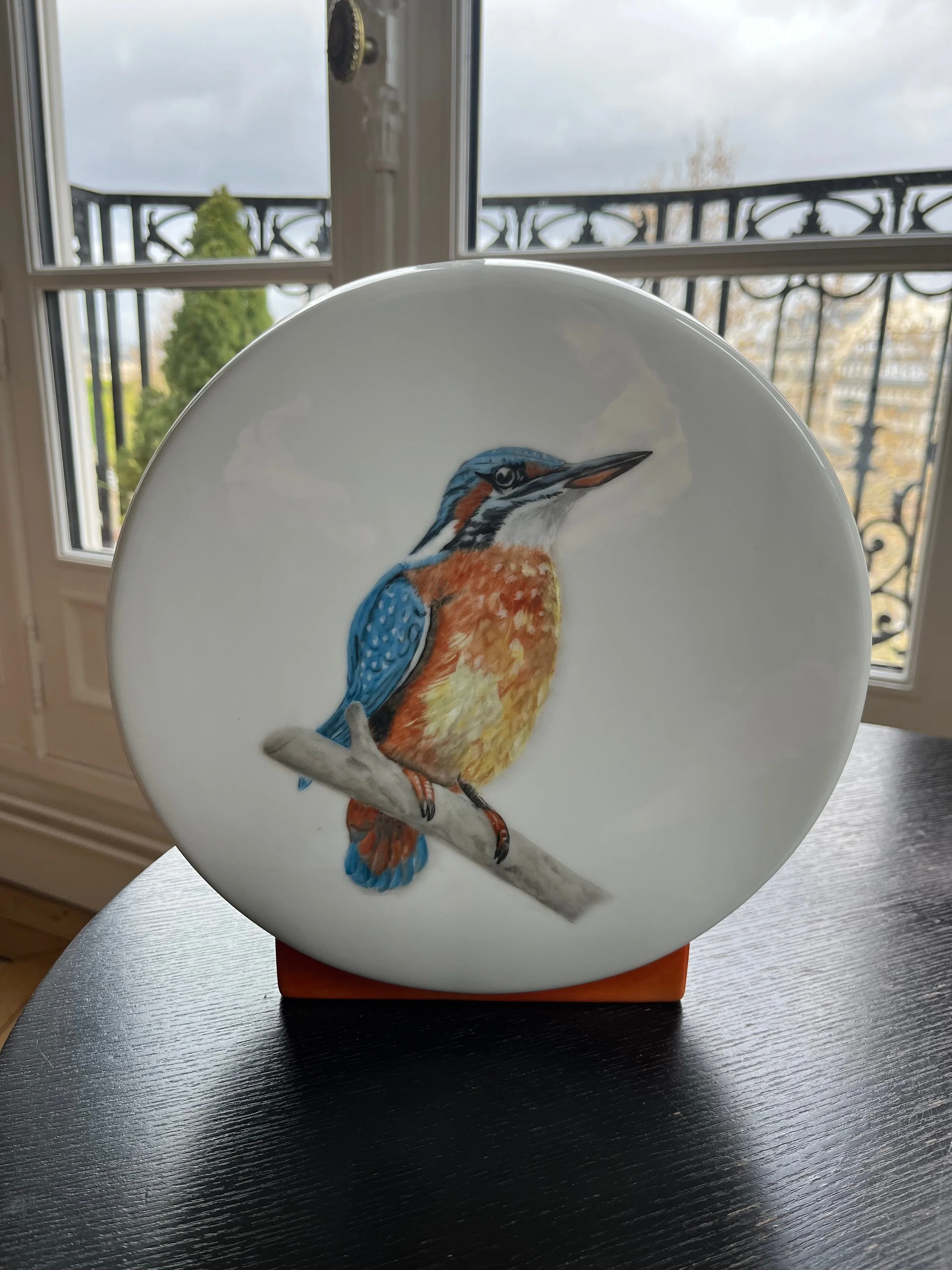 Assiette oiseau martin pecheur pour, vaisselle thème animalier. Bestiaire. Porcelaine peinte main à Paris par Annouchka Beguin. Art de la table artisanal à la française pour petits et grands. Cadeau authentique made in France. Boutique parisienne