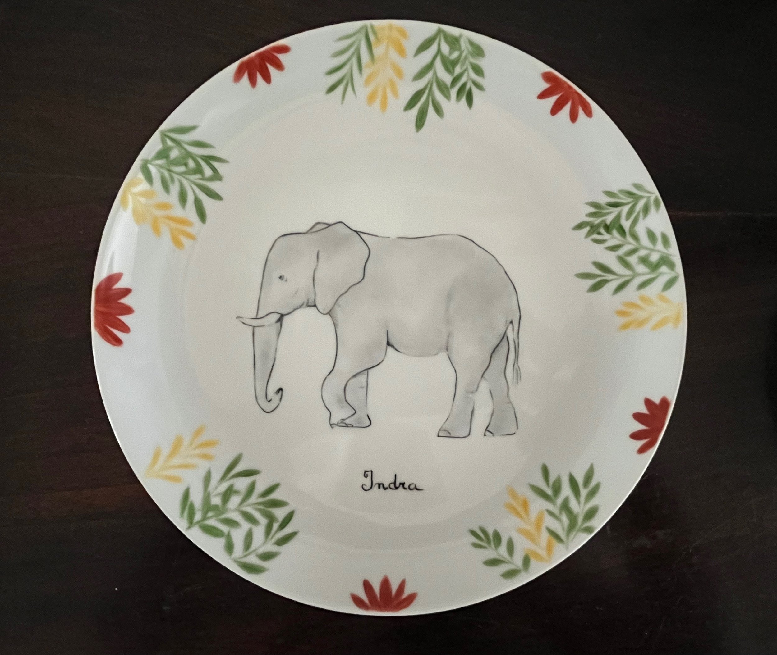 Assiette personnalisée elephant vaisselle thème animalier. Bestiaire. Porcelaine peinte main à Paris par Annouchka Beguin. Art de la table artisanal à la française pour petits et grands. Cadeau authentique made in France. Boutique parisienne. Cadeau