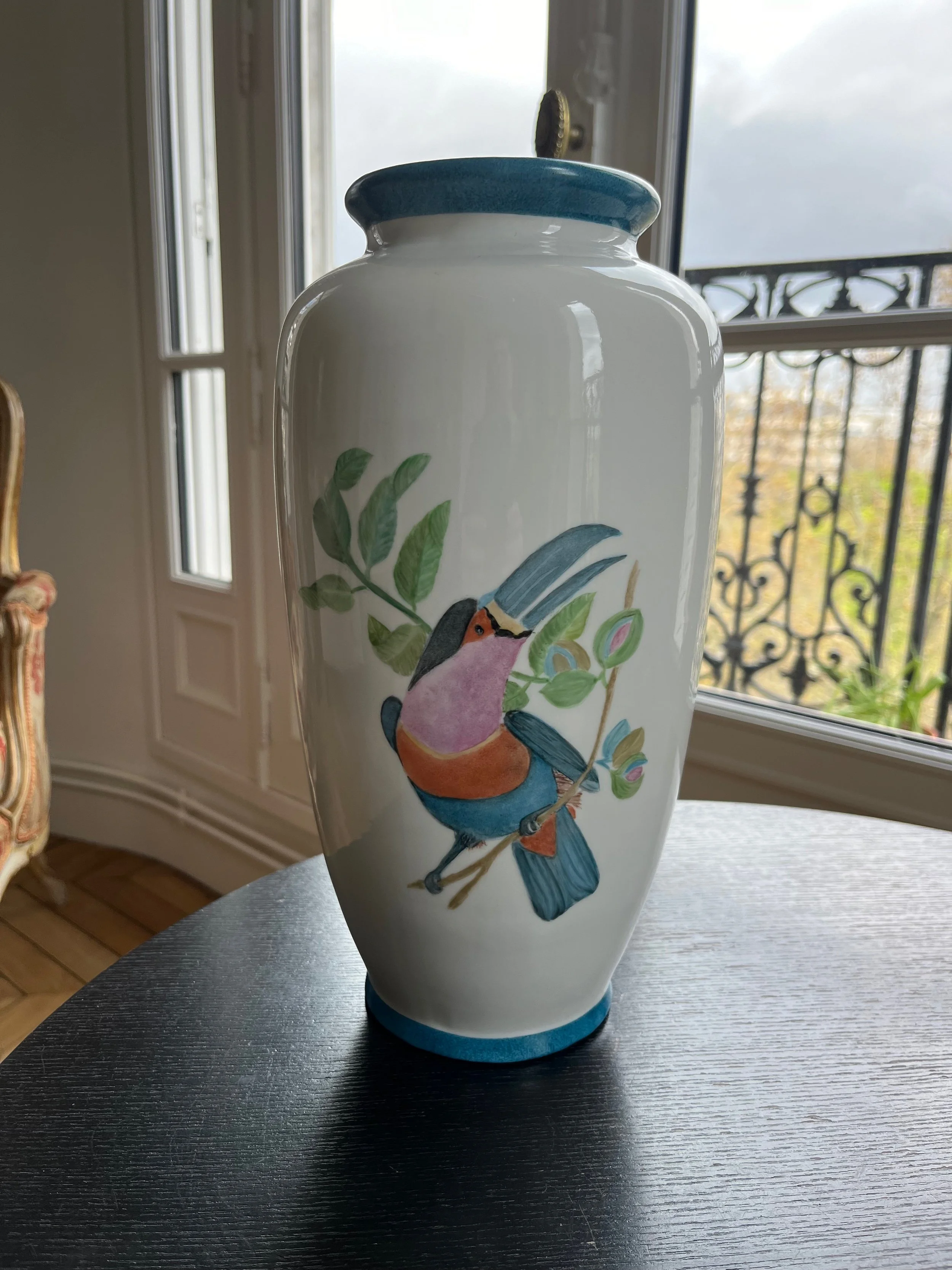 Vase pour fleurs et bouquets. Porcelaine peinte main à Paris par Annouchka Beguin. Art de la table artisanal à la française pour petits et grands. Cadeau authentique made in France. Boutique parisienne; vaisselle personnalisable
