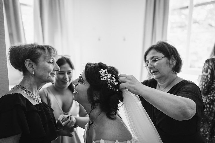 Getting ready is a treasured moment of the day as it is often a fun family affair
⠀⠀⠀⠀⠀⠀⠀⠀⠀
#wedding #trouwen #trouwfotograaf #utrecht
