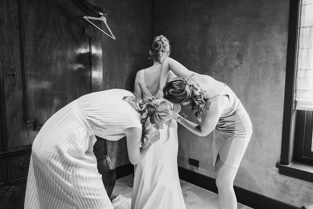 The final touches come together best with the help of loved ones
⠀⠀⠀⠀⠀⠀⠀⠀⠀
#wedding #bruiloft #trouwfotograaf #utrecht #prep