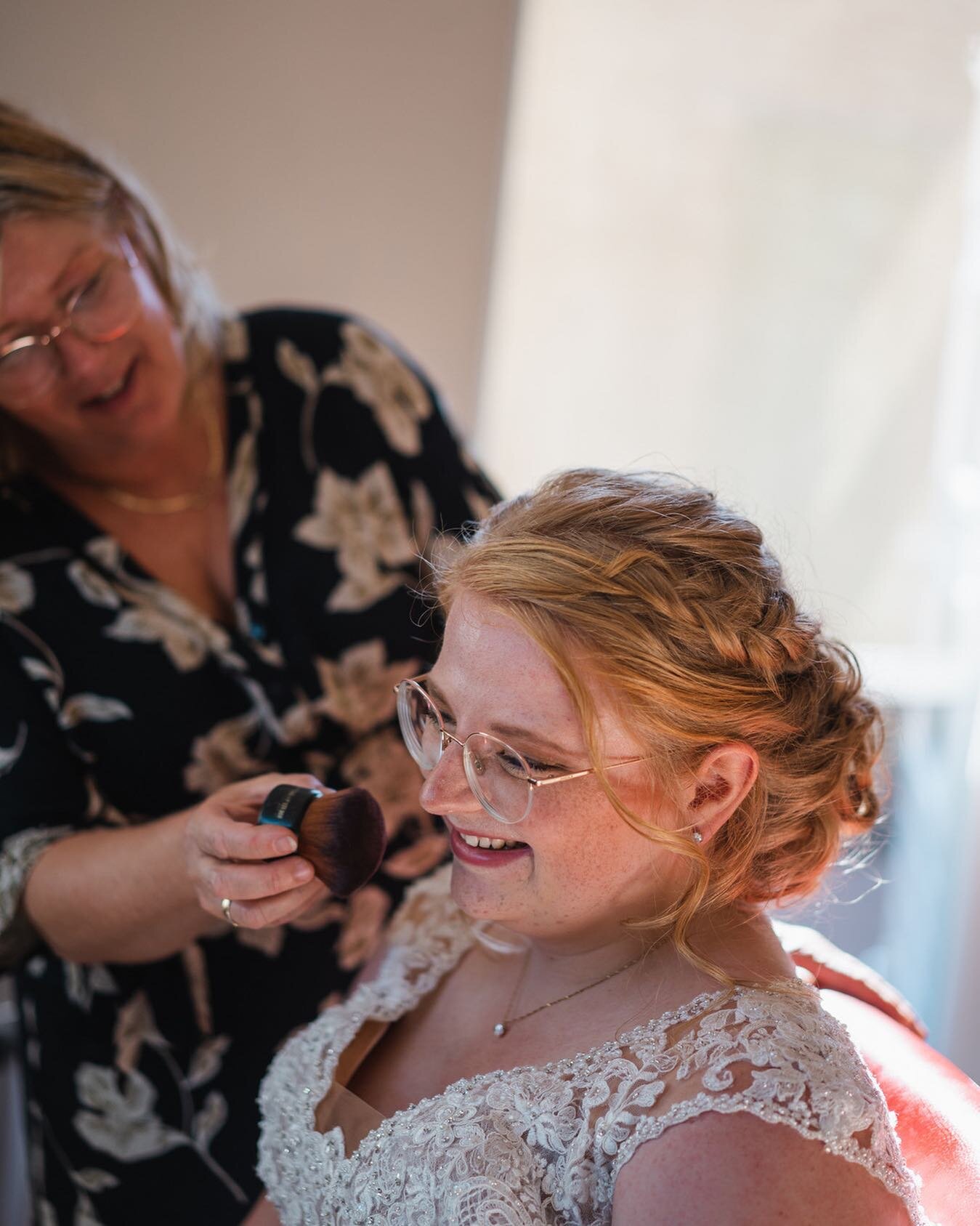 Capturing genuine smiles when preparing for the big day is my favorite moment of each wedding 😁
⠀⠀⠀⠀⠀⠀⠀⠀⠀
#wedding #bruiloft #fotograaf #trouwfotograaf #trouwen #utrecht #makeup