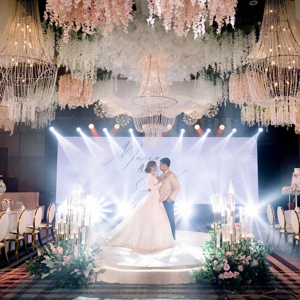 Simplicity is the purest form of anything. Nothing too loud, nothing too extravagant, it is enough.
.
.
.
📸 credits: @marcoconstantinophotos | @arrazaevents @livelevelsproaudioandlights  #MainEventsph #weddings #weddingsph #weddingplanner #weddingco