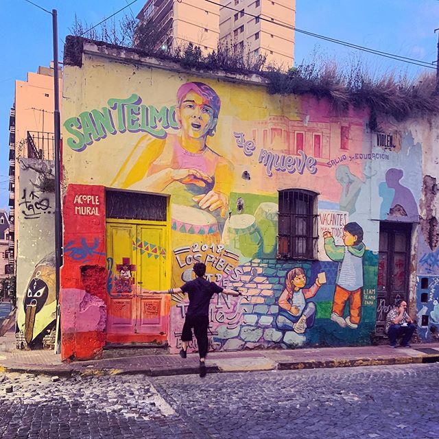 san telmo se mueve 🤸🏻&zwj;♂️ 🎨 ✨

#santelmo #buenosaires #streetart #home #travel #argentina #mural #digitalnomad #barrio #wanderlust #colors #adventure #whereintheworldiscarmensantelmo