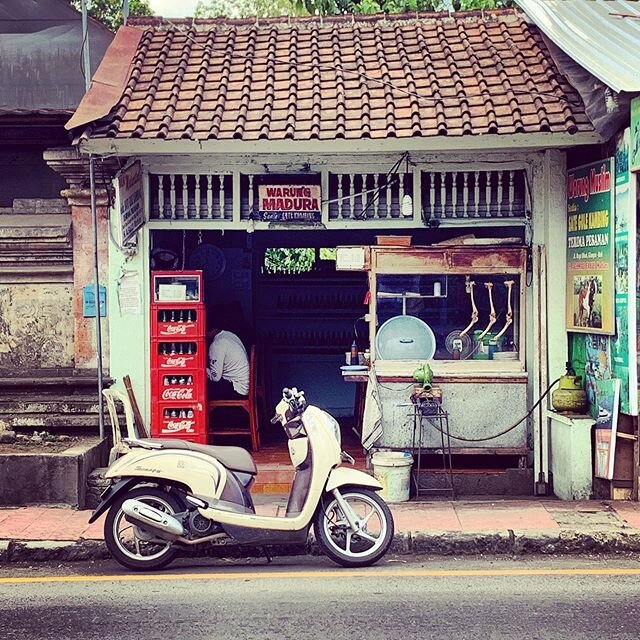 getting to know the new neighborhood 🏍 🍖 setting up home base in Bali for the next few months til Berlin thaws out - any tips welcome! 🙏🏼✨🌺 #warung #bali #ubud #digitalnomad #chickenbone #balithings #wanderlust #travel