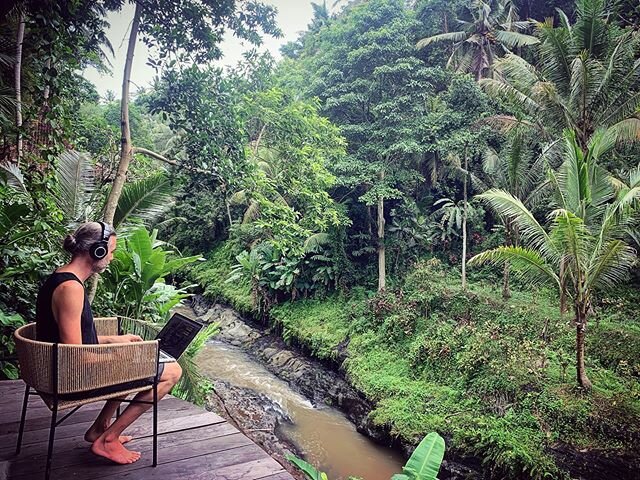 reuniones de trabajo #mobileoffice 🌱💻👌🏻
.
.
.
#bali #ubud #river #junglelife #digitalnomad #bandmanagerlife #tourlife #ilovemyjob #wanderlust #travel #gratitude #musicbusiness @uji_music