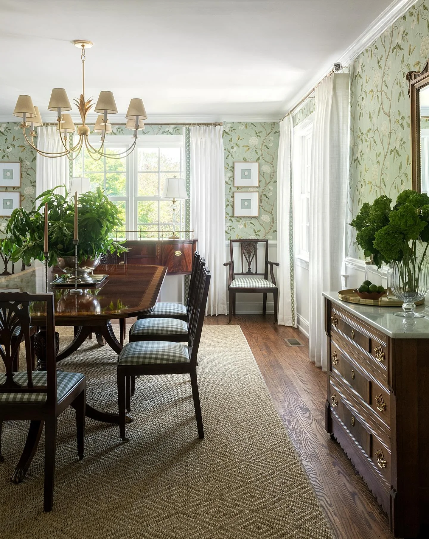 Who's ready for a weekend dinner party in this stunning space?
.
.
.
Design @brookehowardinteriors 
Photography @mcbecks_pix 
Styling @brae_schenk 
.
.
.
#brookehowardinteriors #mainlineinteriordesign #mainlinedesign #diningroomdesign #diningroomwall