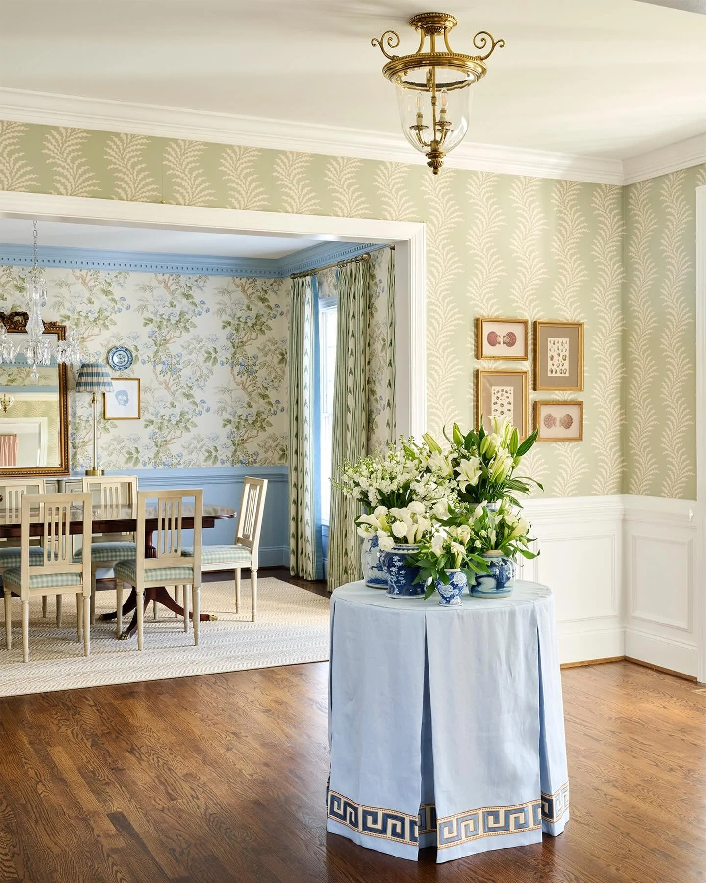 One of my favorite design elements is coordinating wallpapers throughout the house!  I love how harmonious it looks when coordinating wallpapers flow from one room to the next. 
.
.
.
Design @brookehowardinteriors 
Photography @mcbecks_pix 
Styling @