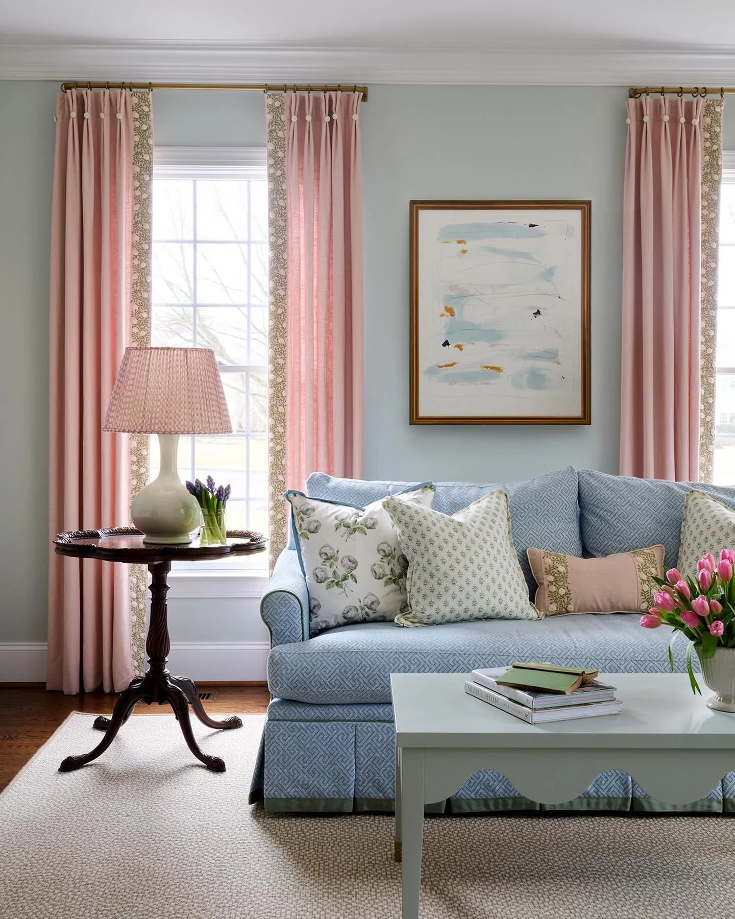 Cozy up in this inviting living room and escape the chill! ❄️
.
.
.
Design @brookehowardinteriors 
Photography @mcbecks_pix 
Styling @braelynschenk 
.
.
.
#brookehowardinteriors #livingroomdesign #luxurydesign #mainlineinteriordesign #mainlinepa