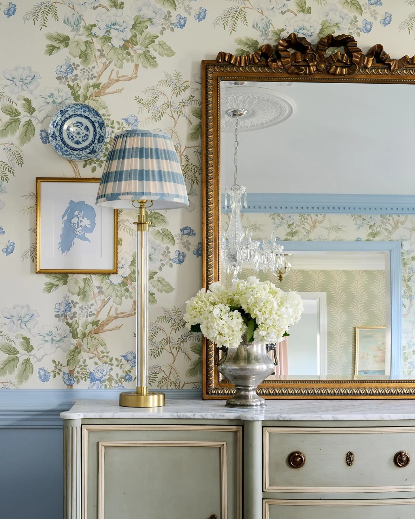 This dining room is giving me major spring fever - even if it's still months away! 🌷
.
.
.
Design @brookehowardinteriors 
Photography @mcbecks_pix 
Styling @braelynschenk 
.
.
.
#brookehowardinteriors #diningroomdesign #grandmillennialdecor #wallpap