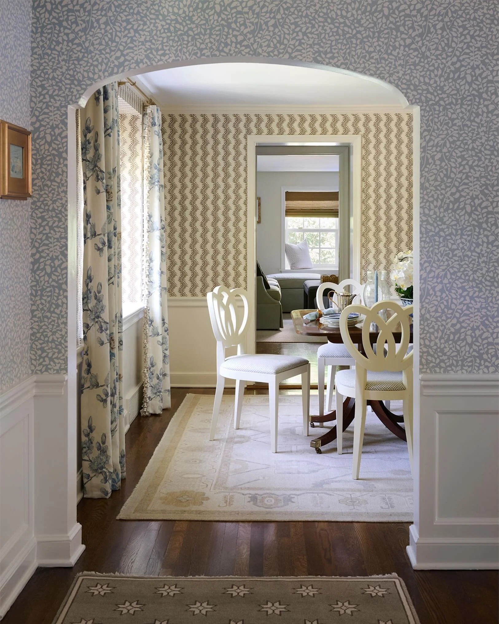 The view looking in 💙✨
.
.
.
Design @brookehowardinteriors 
Photography @mcbecks_pix 
.
.
.
#brookehowardinteriors #patternplay #diningroomdesign #traditionaldiningroom #traditionalhome
