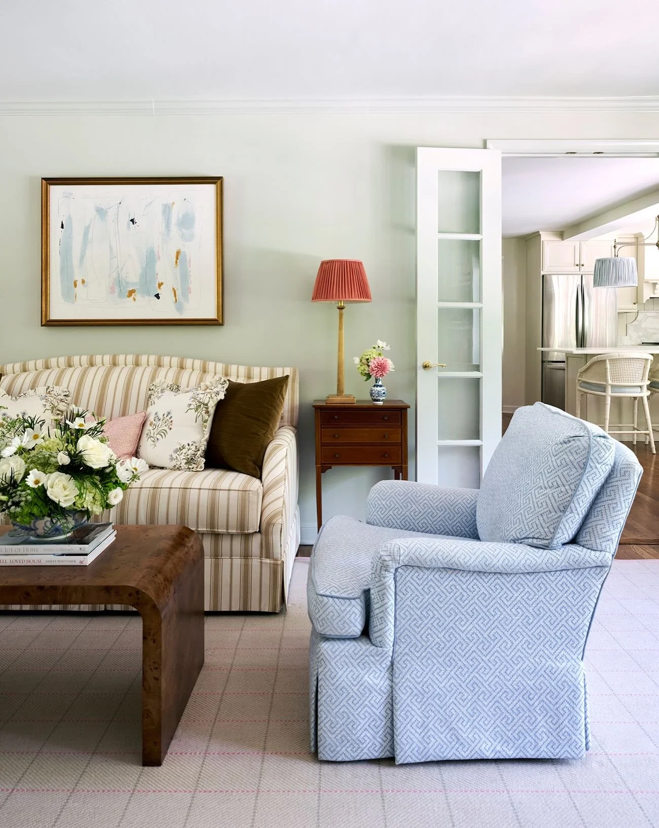 Meadowood living room 💙✨ Equal parts cozy, formal, and inviting. A space designed to transition seamlessly from quiet morning coffees to festive holiday hosting.
.
.
.
Design @brookehowardinteriors 
Photography @mcbecks_pix 
.
.
.
#brookehowardinter