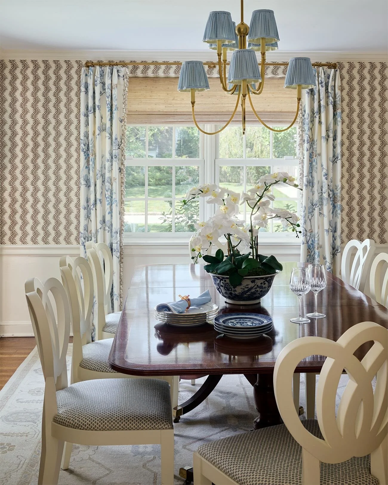 What&rsquo;s old is new again 💙✨ Giving two heirloom pieces from my parents a new life in our dining room.
.
.
.
#brookehowardinteriors #mainlineinteriordesign #traditionaldesign #blueandwhite #diningroomdesign 
.
.
.
Design @brookehowardinteriors 
