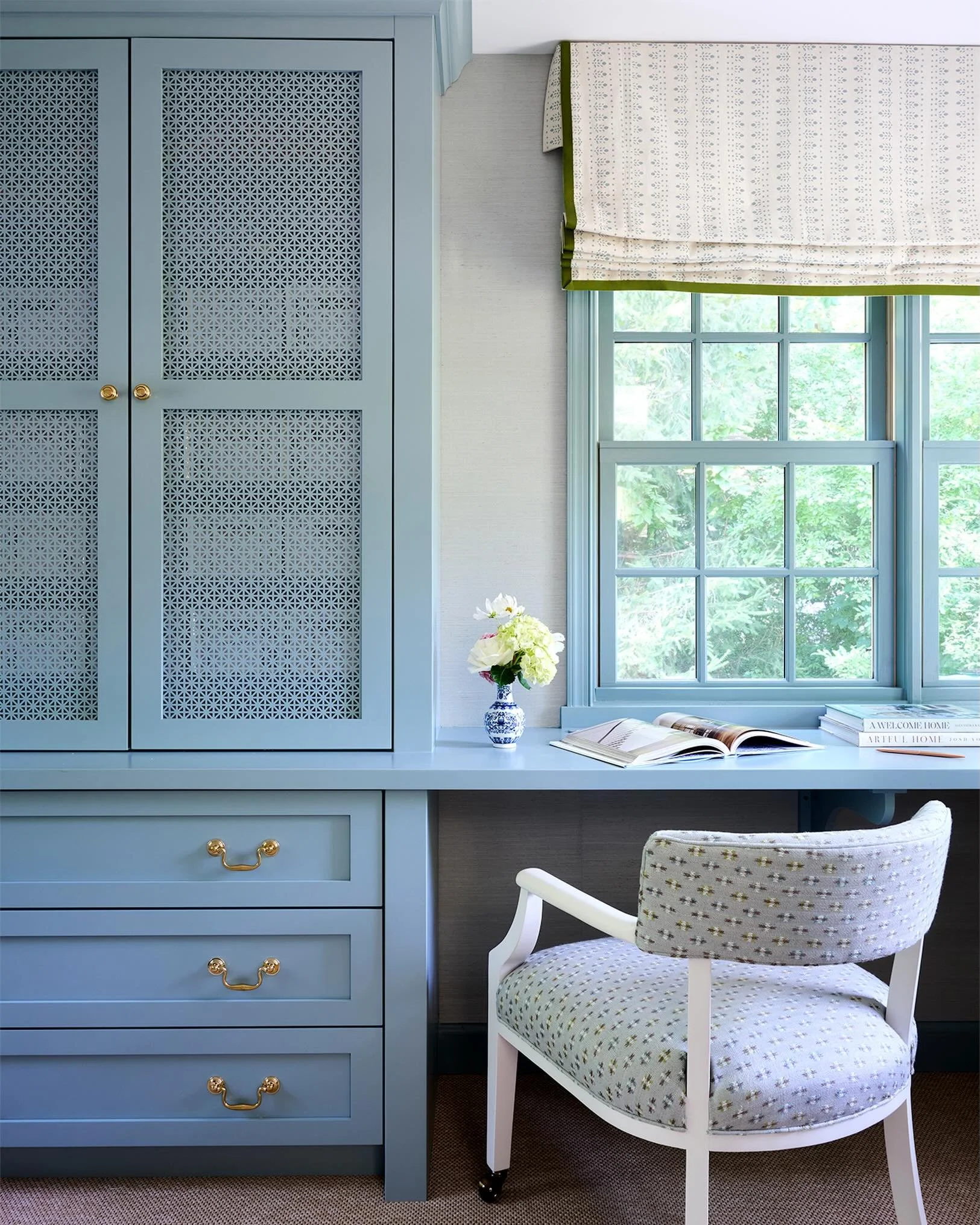 Monday motivation 💙✨ a pretty workspace helping to make this busy work week a little more enjoyable! 
.
.
.
#brookehowardinteriors #officedesign #mainlineinteriordesign #traditionaldesign #custombuiltins 
.
.
.
Design @brookehowardinteriors 
Photogr