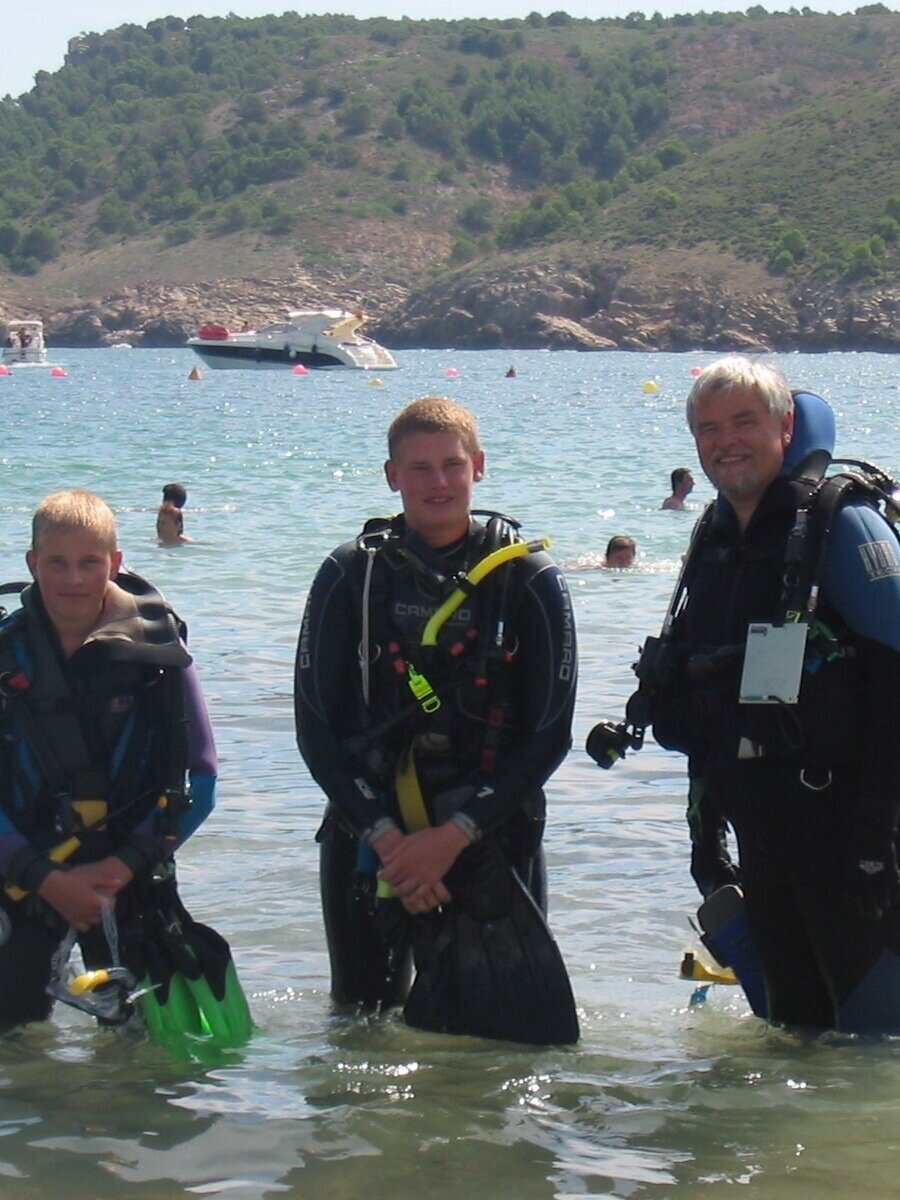  Stephan learned to dive at a young age and loved to travel. He shares his passion for the ocean with his dad who kept saltwater aquariums. 