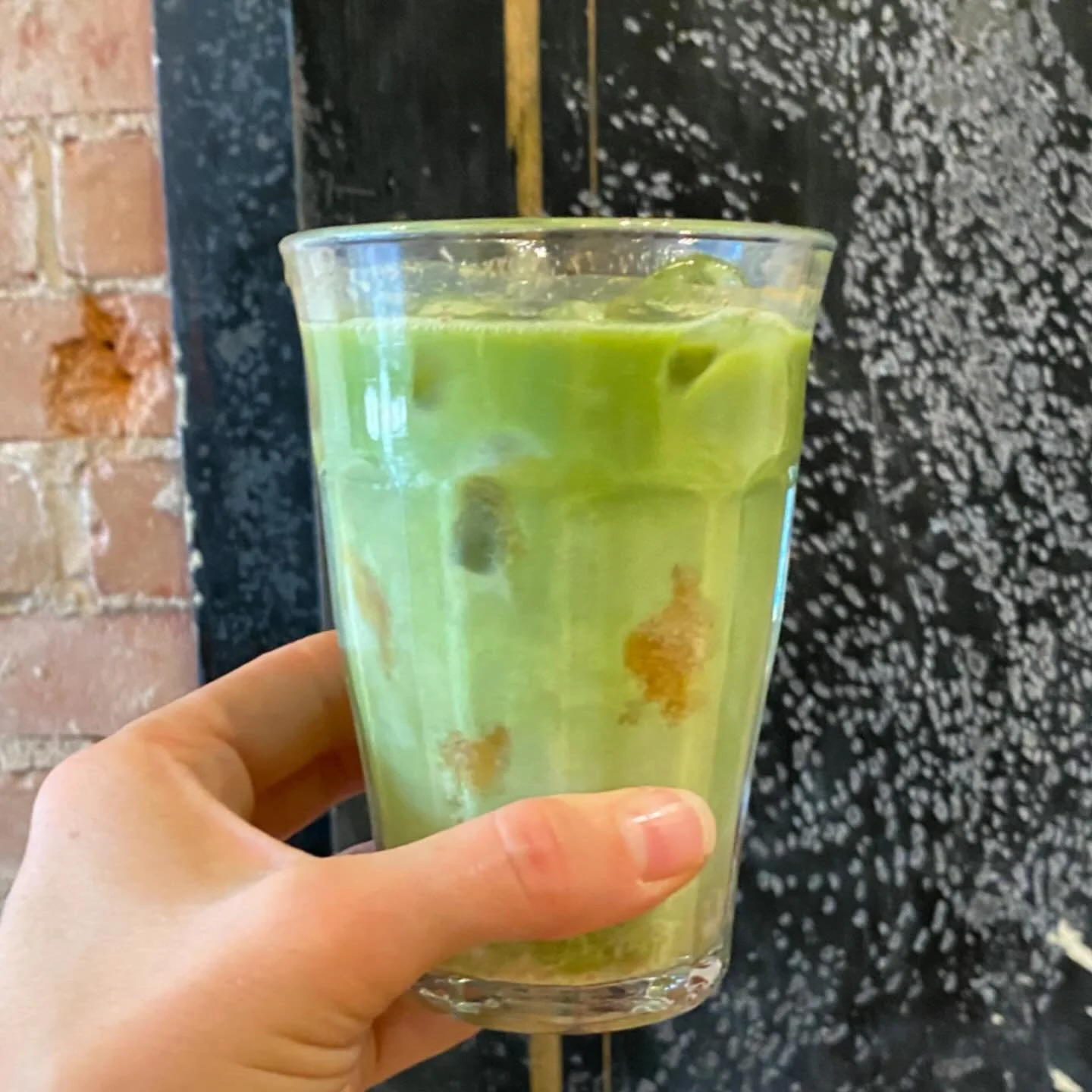Iced spiced peach matcha! Fall flavours, summer temps.