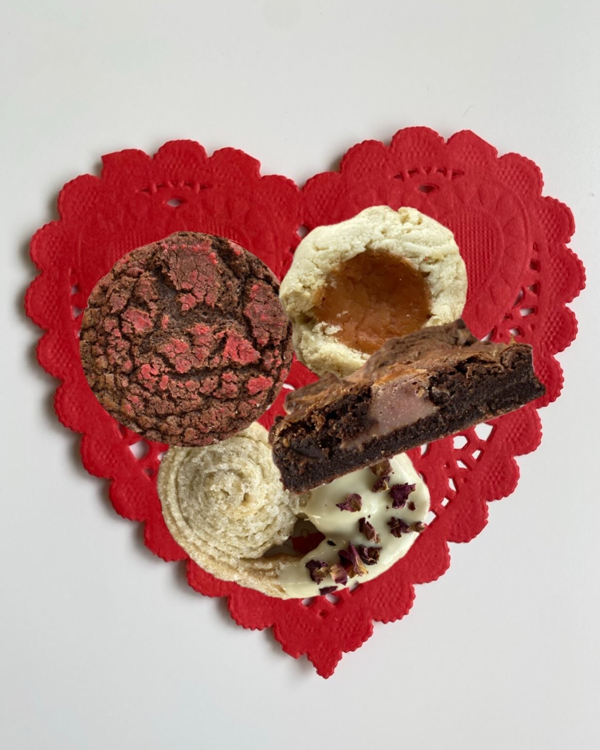 Valentine&rsquo;s Day preorders are open!

This year&rsquo;s cookie lineup:
&hearts;️ cinnamon heart chocolate cookie
&hearts;️ shortbread with grapefruit curd
&hearts;️ raspberry cheesecake brownie (gf)
&hearts;️ white chocolate dipped palmier

Lemo