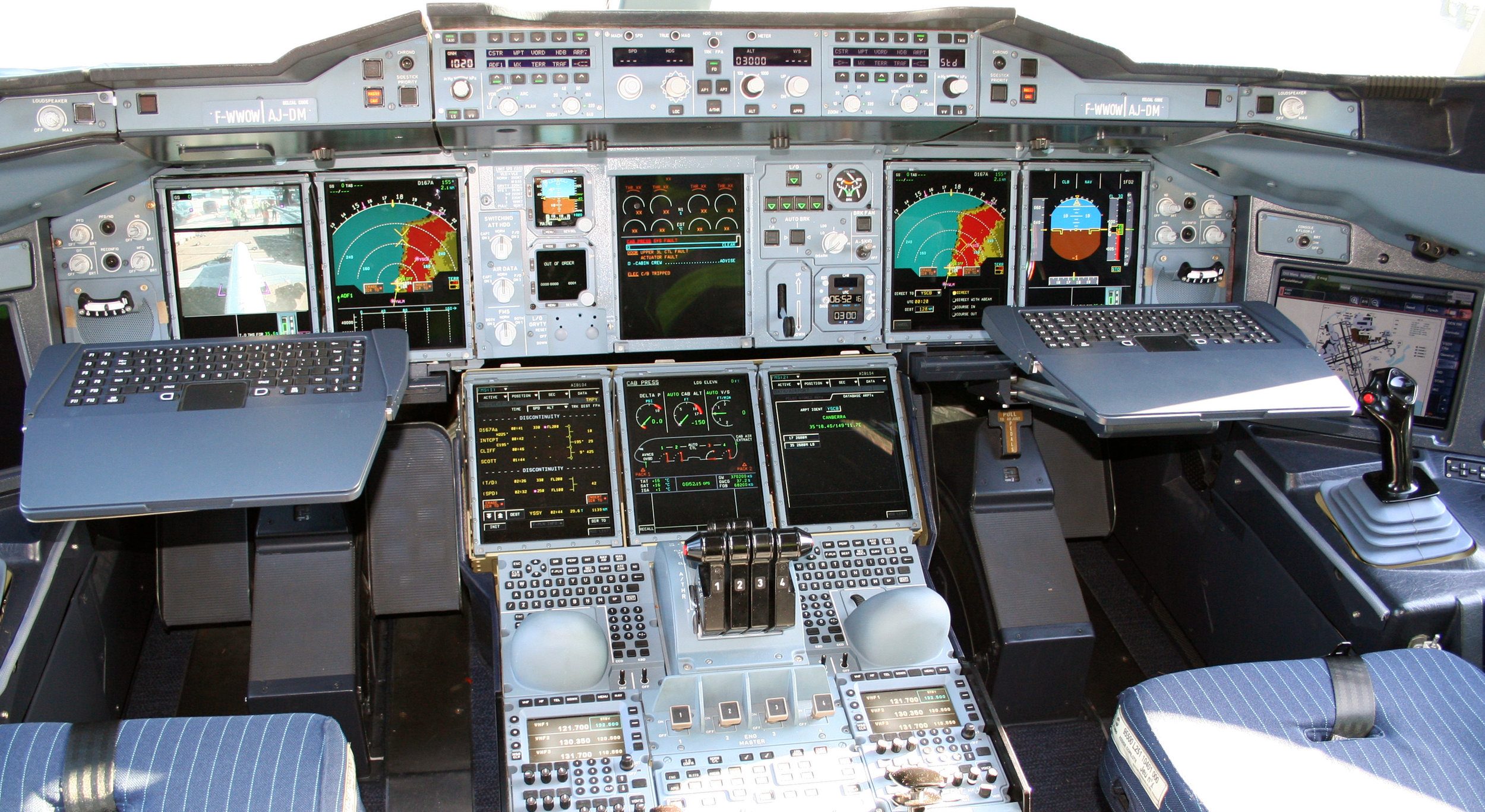 Airbus_A380_cockpit2.jpg