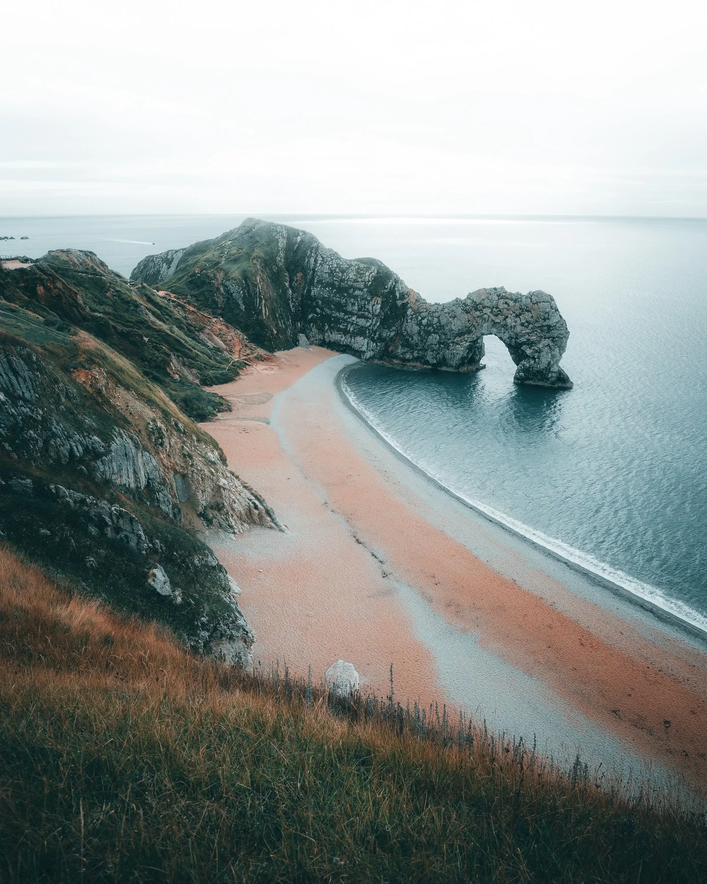Was awesome to tick one off the UK bucket list this time around. Durdle Door didn&rsquo;t disappoint.

#thisisengland #visitdorset #agameoftones