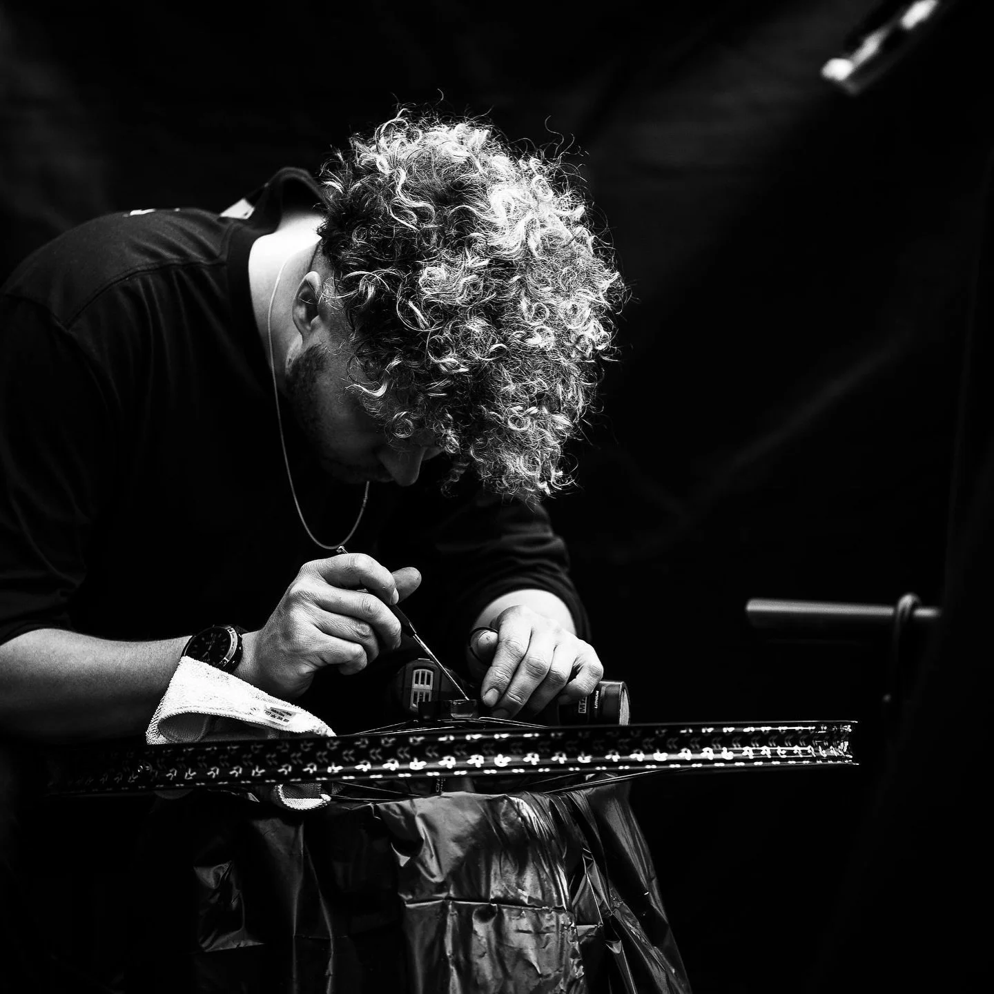 2025 ya beauty! 🐮🛠️ Many thanks to customers old and new, the @santacruzsyndicate and the @nina.hoff96 you guys have made this year unforgettable 🖤🎅 Here are some of my favourite @svenmartinphoto and iPhone moments, the workshop will be back in f