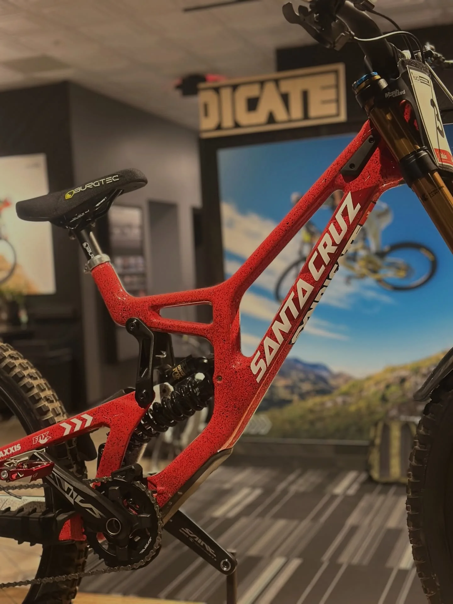 Something very different to start 2026 with @santacruzsyndicate 🐮😎 big thanks crew! 

@santacruzbicycles @foxracing @fox @ridefoxbike