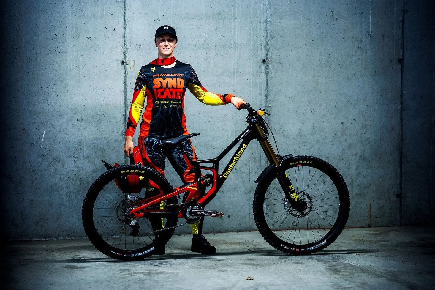 The rider 😎 &amp; Repairer 🤓 @santacruzbicycles German Whip looking gooooood 🇩🇪 

World Champs week, let&rsquo;s go @nina.hoff96 

@santacruzsyndicate 🖤 @svenmartinphoto 📸