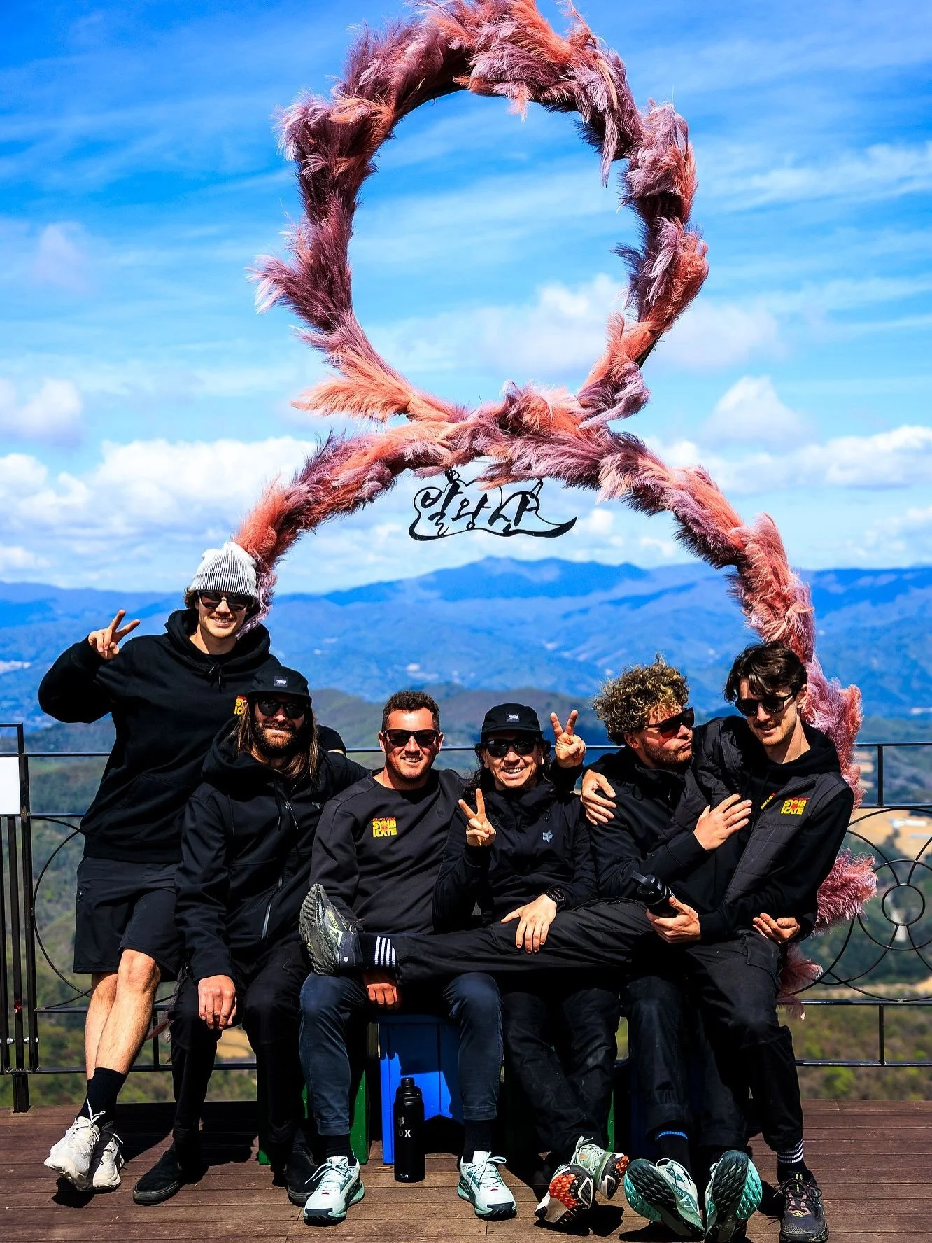 🇰🇷 Adequate group of colleagues I suppose @santacruzsyndicate 🛠️

Korea World Cup was something different on and off the bike. Not all of the results went our way, but the wibes certainly remain high 🖤🖤 big love crew!

It is so good to be back ?