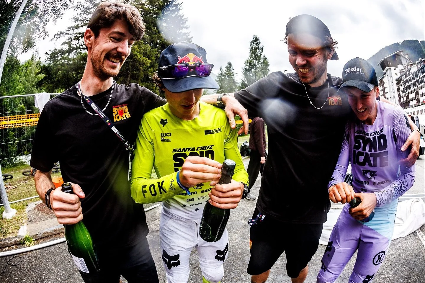 What a race season it&rsquo;s been! Big up the @santacruzsyndicate crew 🖤🐮🛠️ @svenmartinphoto