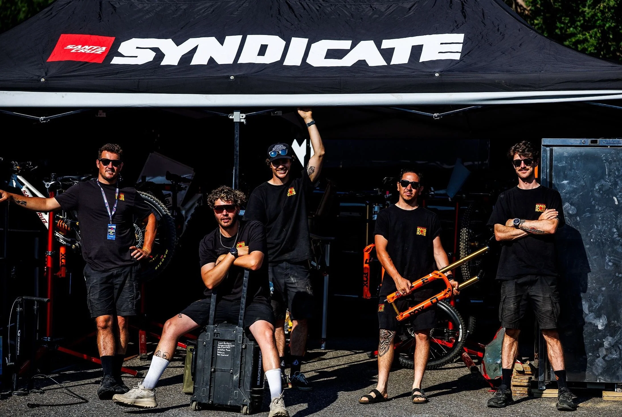 Work and colleagues 🛠️

@santacruzsyndicate the best crew 🏆 2026 Race season has been a pleasure thanks team 🖤 Thanks @nina.hoff96 👊

@svenmartinphoto 📸