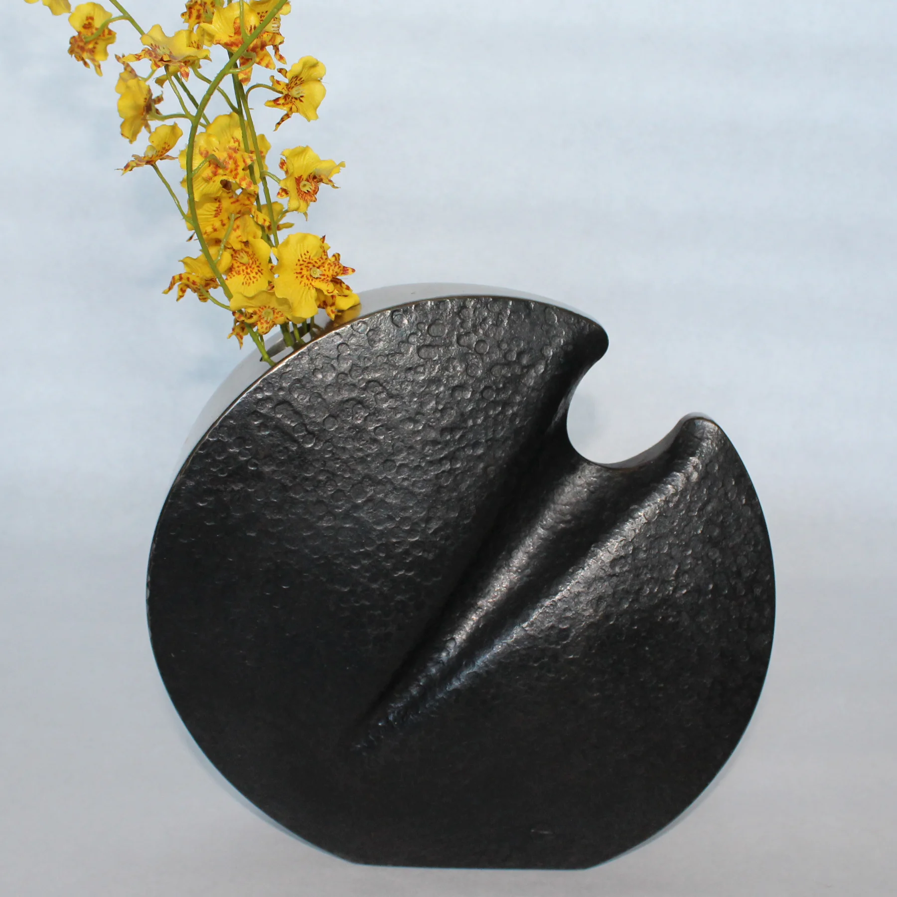 design + metalwork by bart turner medium: mild steel + stainless steel size: 10” x 3.25” x 10.5” capacity: 100 cubic inches price: $3,500.00 notes: self-contained stainless steel bud vase.