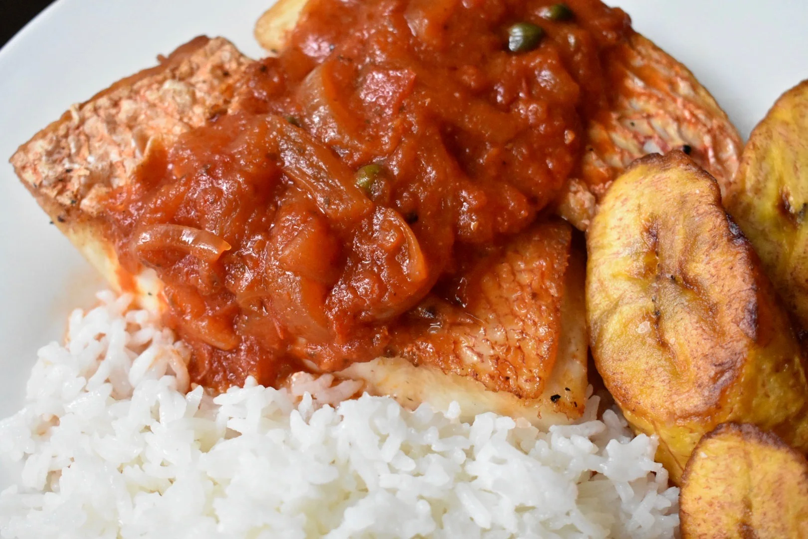 Chillo con Salsa Criolla (Red Snapper with Creole Sauce)