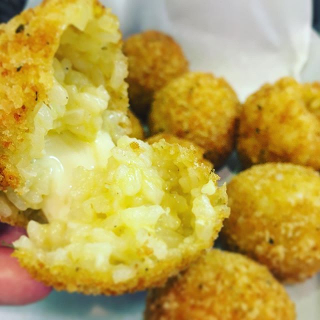 These cheesy arancini are what foodie dreams are made of 😍🤤 #arancini #risotto #parmesan #cheese #italian #appetizer #snack #catering #personalchef #instayum
#enjoyculinarycompany