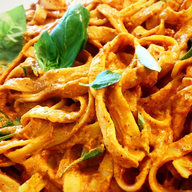 We&rsquo;re loving this summery pasta! Fettuccine in a creamy sauce of red bell peppers, sundried tomatoes, Parmesan and fresh basil.

#summer #pasta #dinner #preparedmeals #personalchef #instayum #enjoyculinarycompany