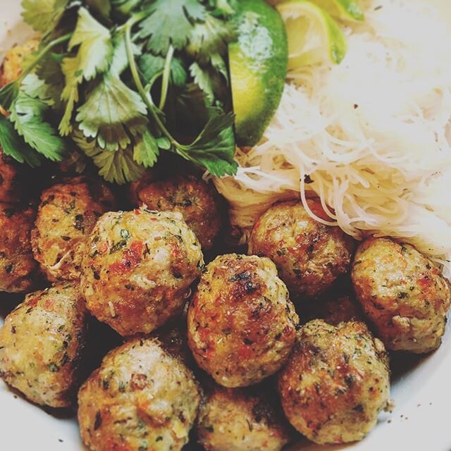 Thai meatballs with sesame rice noodles and sweet chili glaze 
#lunch #asian #glutenfree #lowfodmap #meatballs #instayum #personalchef #catering #instafood #enjoyculinarycompany