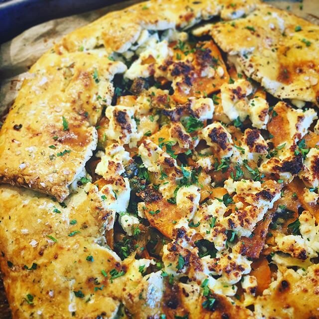 Kicking off the new year with this sweet potato and goat cheese galette 🥳

#happynewyear #freshbaked #freeform #pie #savory #instayum #sweetpotato #goatcheese #instayum #personalchef #catering #enjoyculinarycompany