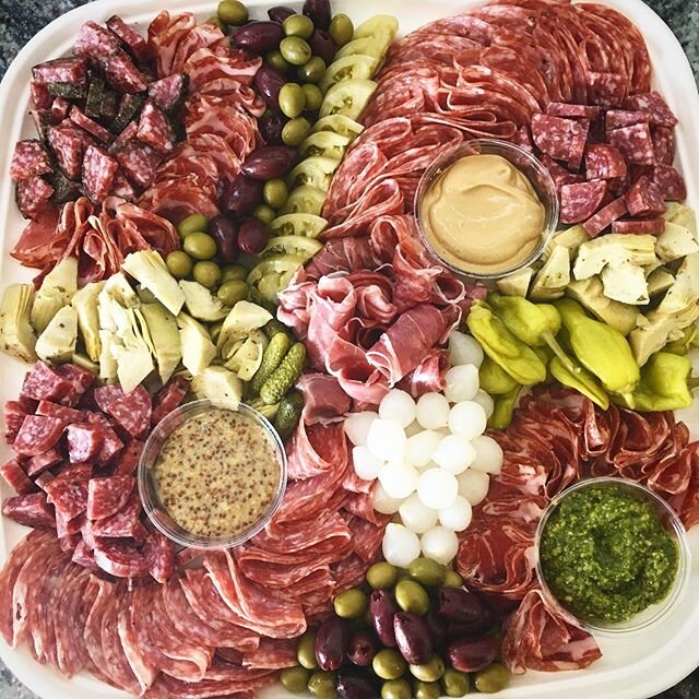 ❤️ C H A R C U T E R I E ❤️ #meateater #pickles #party #feast #grazingboard #appetizer #catering #instayum #enjoyculinarycompany