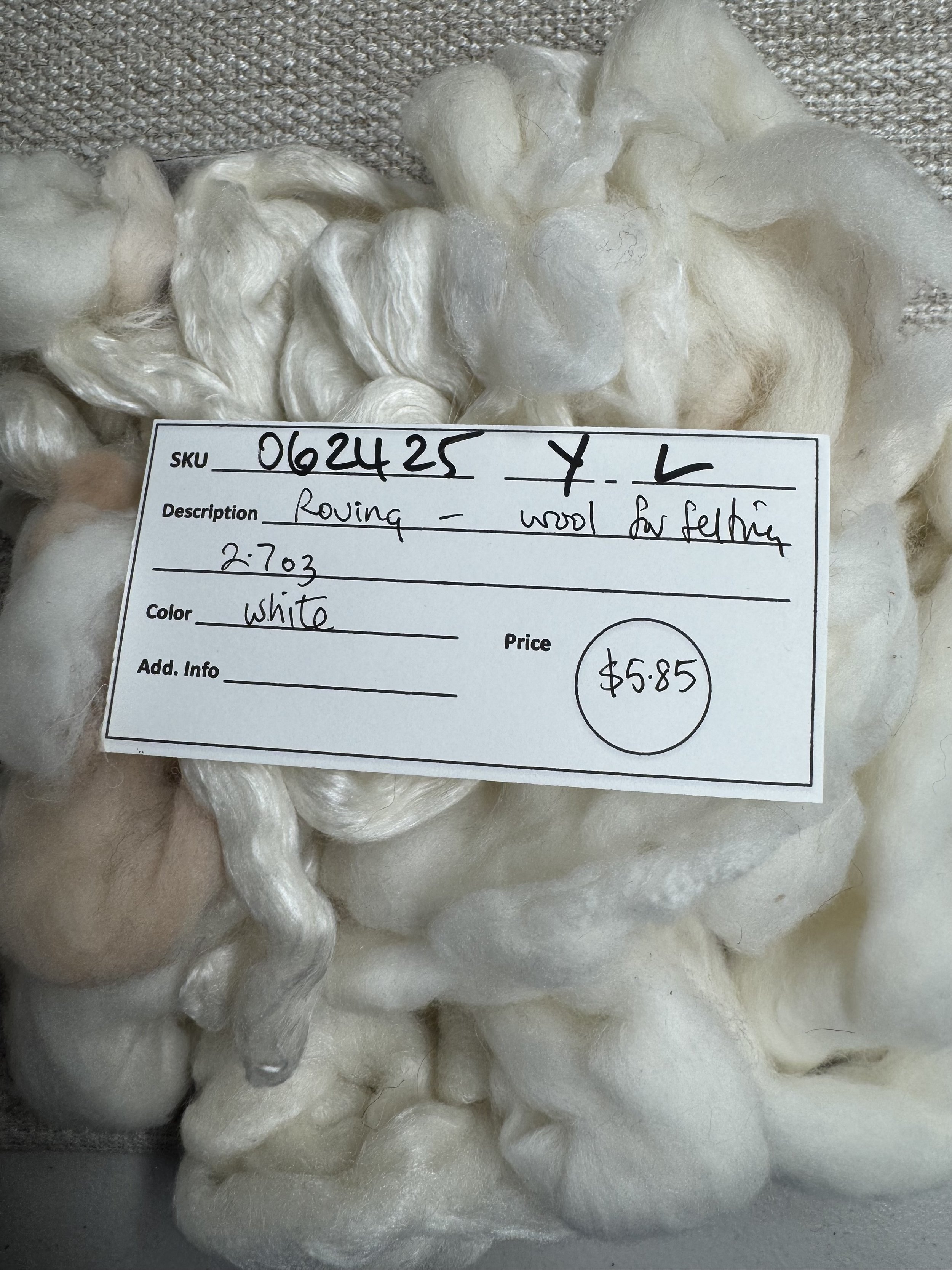 062425-Y-L Wool roving for felting, white, 2.7 oz