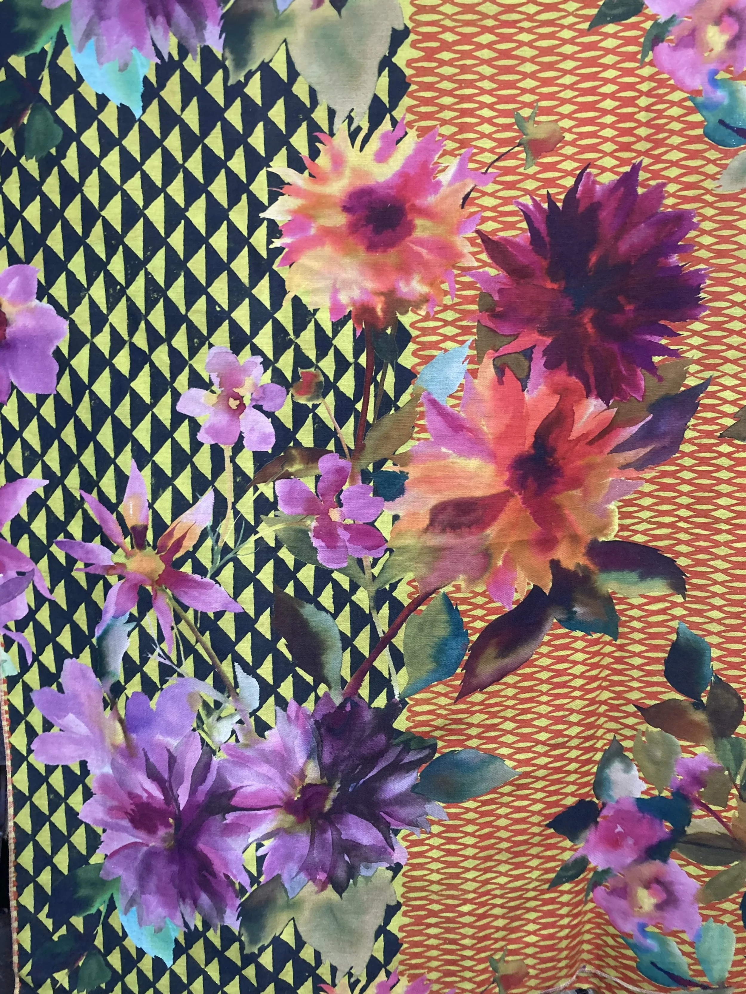 032726-F-AO Large modern flowers; 2 3/8 yds x 54"