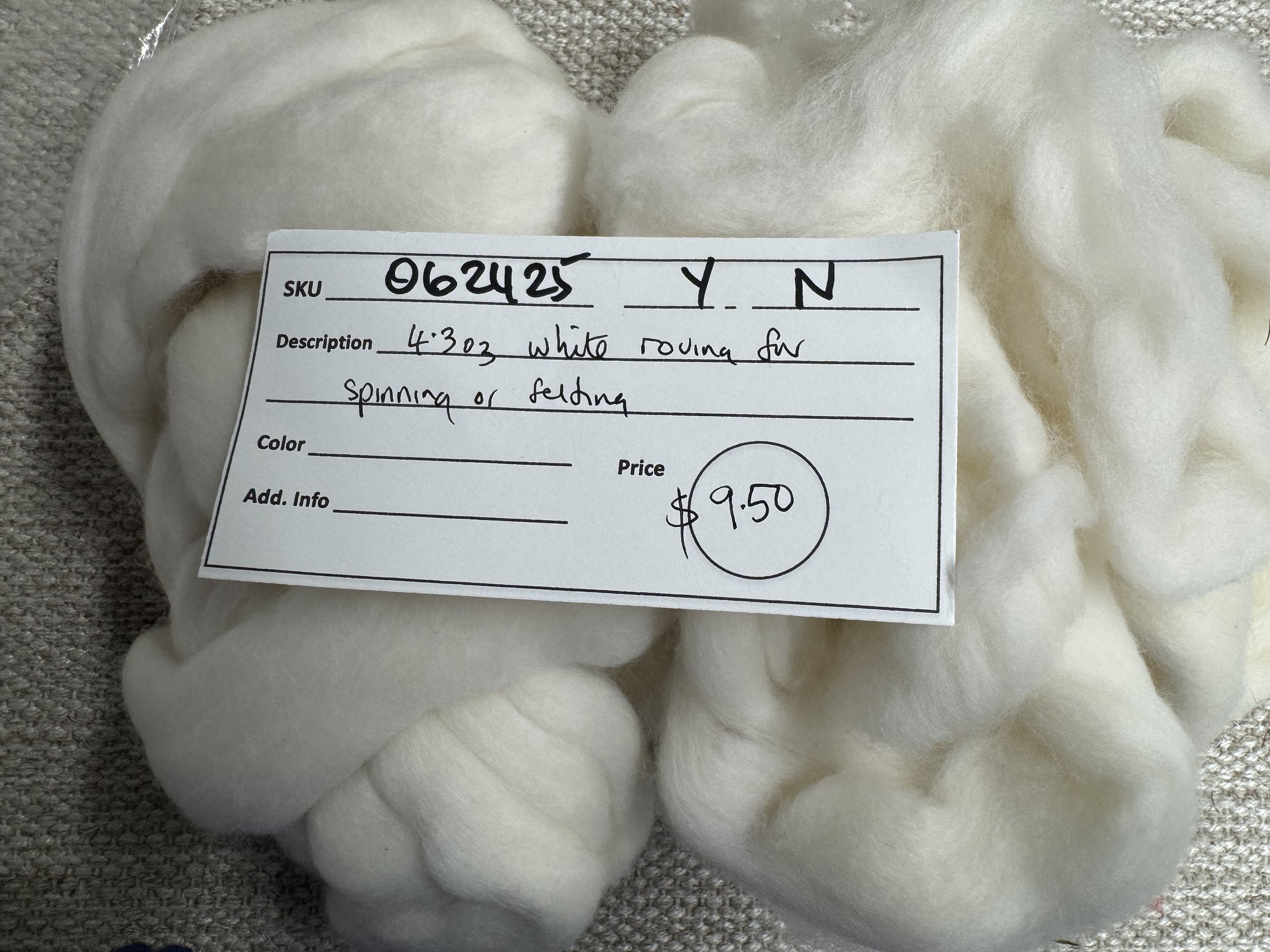 062425-Y-N White roving for spinning or felting, 4.3 oz