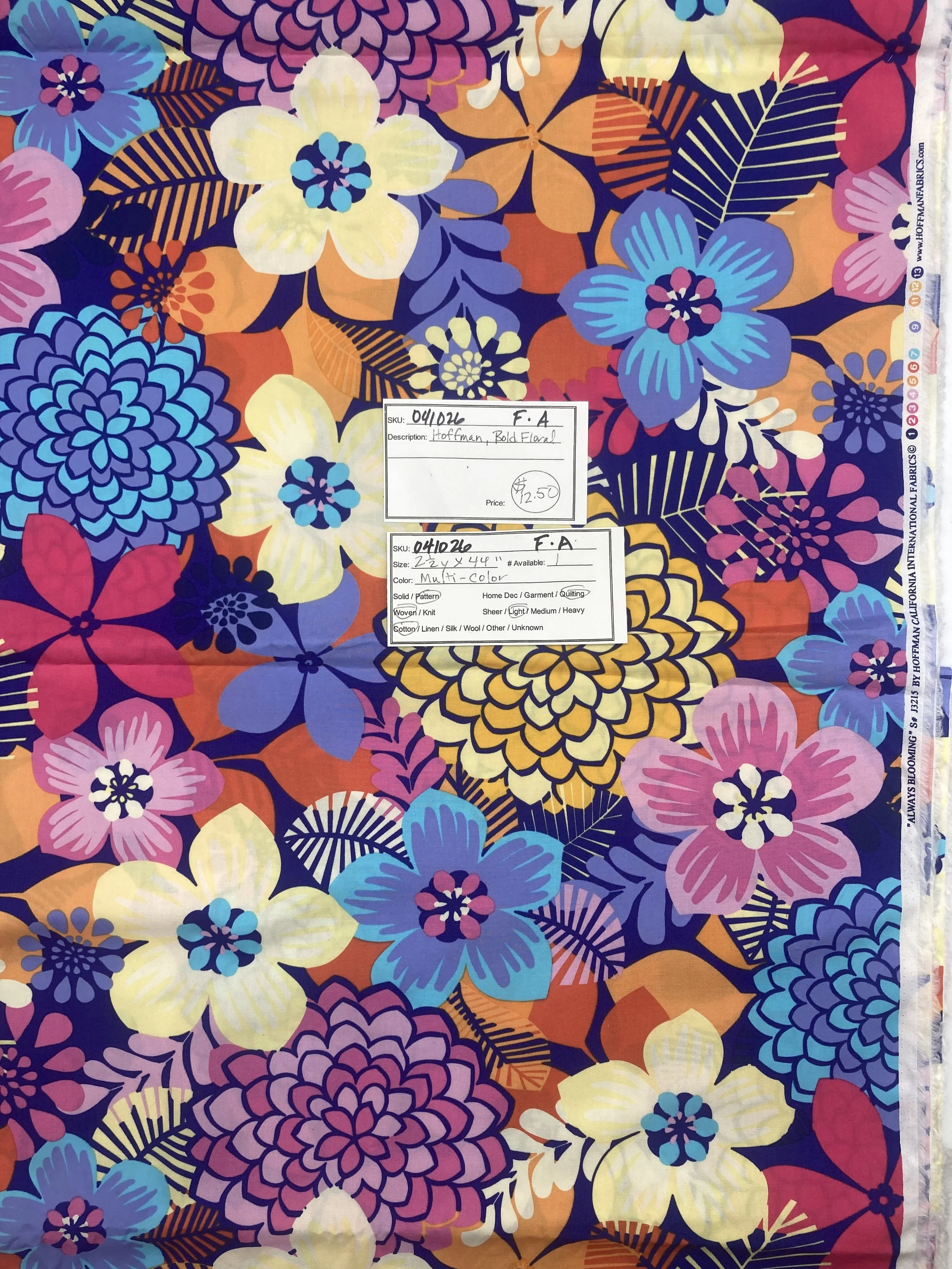041026-F-A Bold Floral pattern; Cotton; 2 1/2 yds x 44"