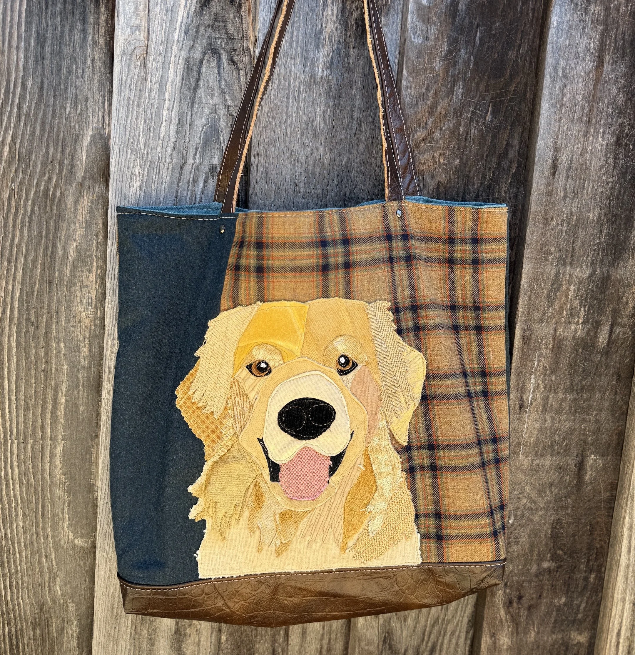 Tote bag with golden retriever appliqué