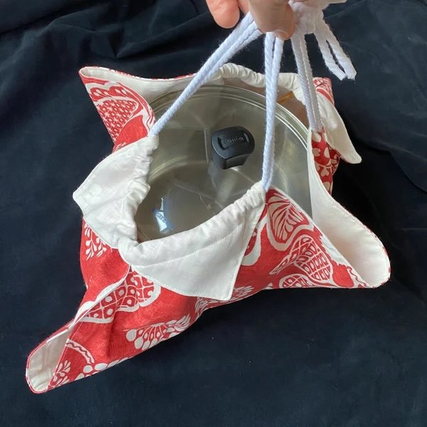 Drawstring bag for transporting a cooking pot