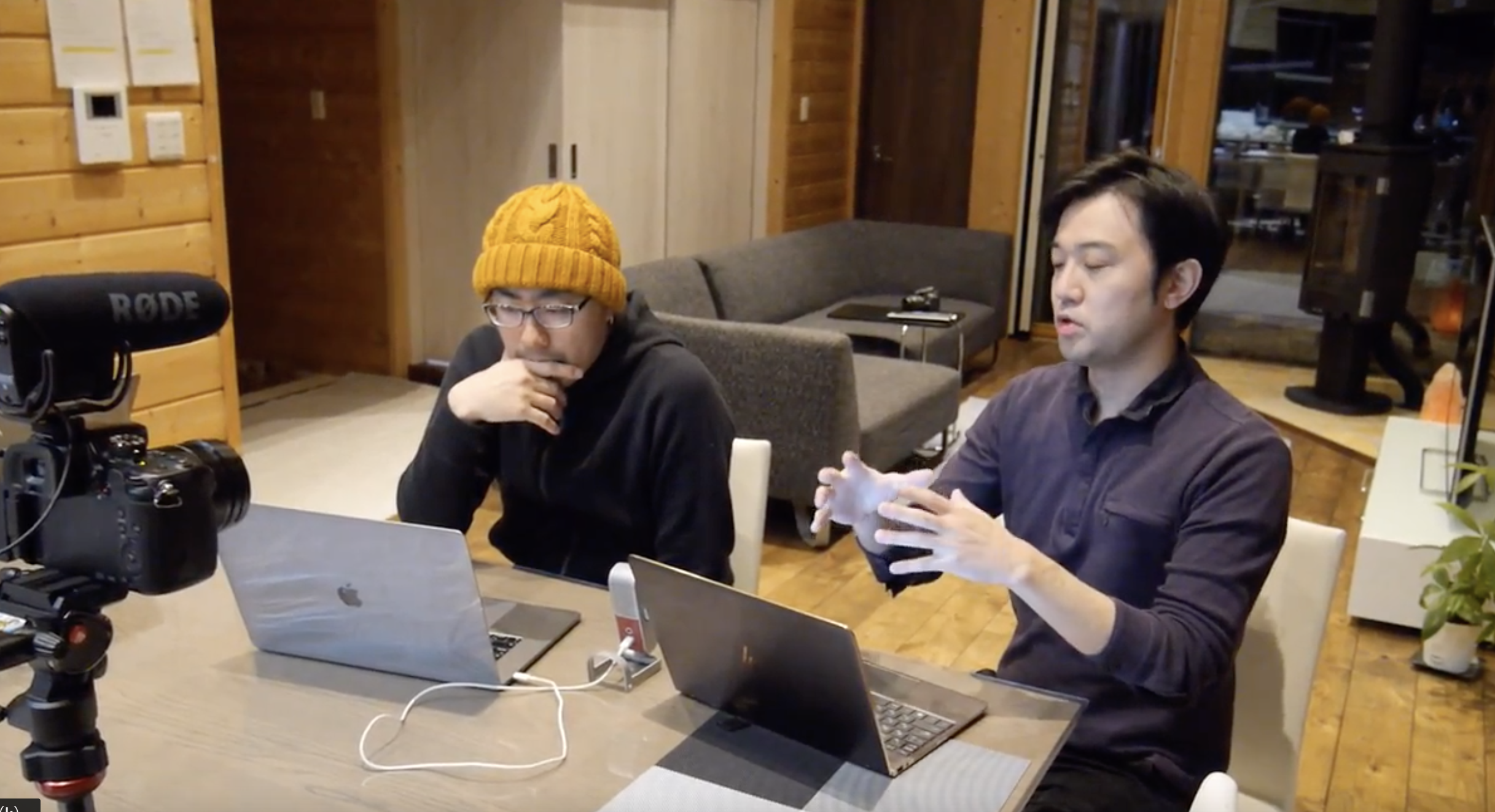 パートナーの石崎力也と山田道存が軽井沢のスタジオで動画を作っている風景