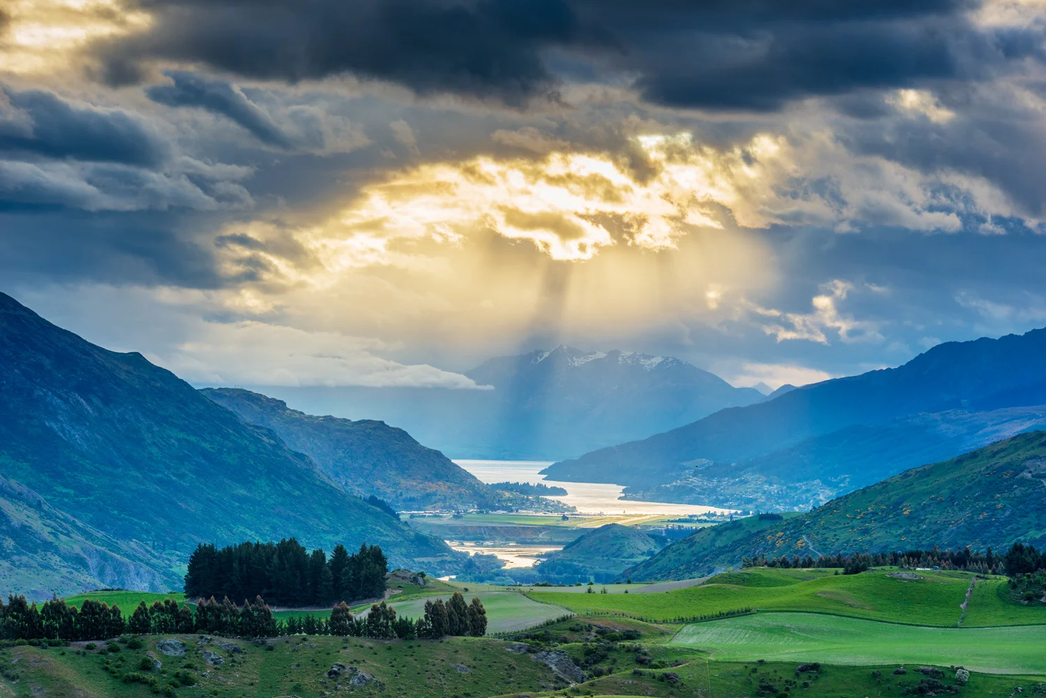 Wakatipu sunrays, Central Otago, New Zealand