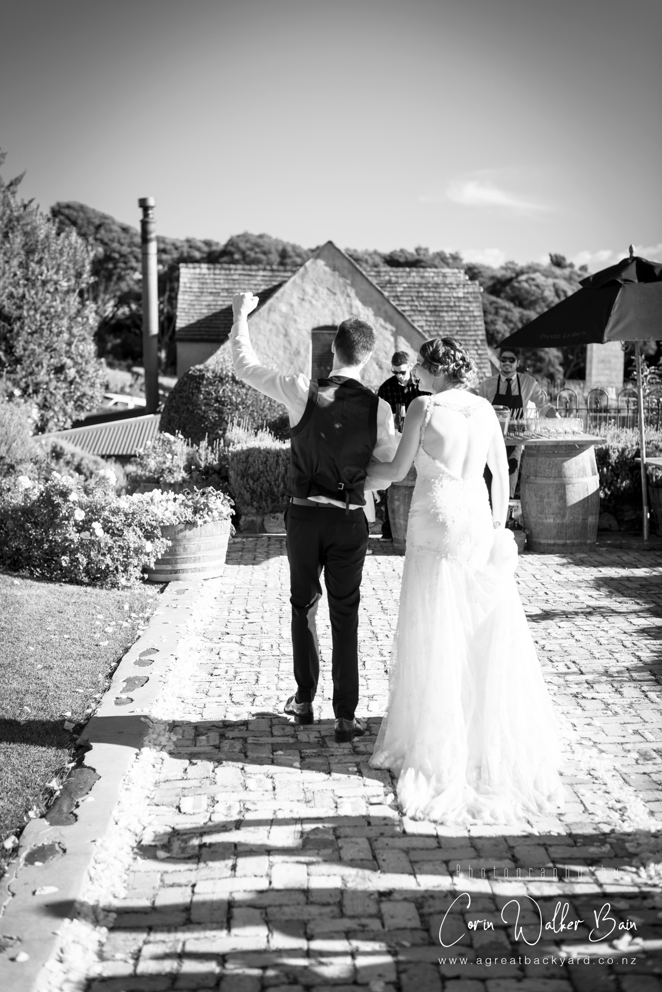 Yes! Andy and Emma's Waiheke Island wedding by New Zealand wedding photographer Corin Walker Bain of a great backyard