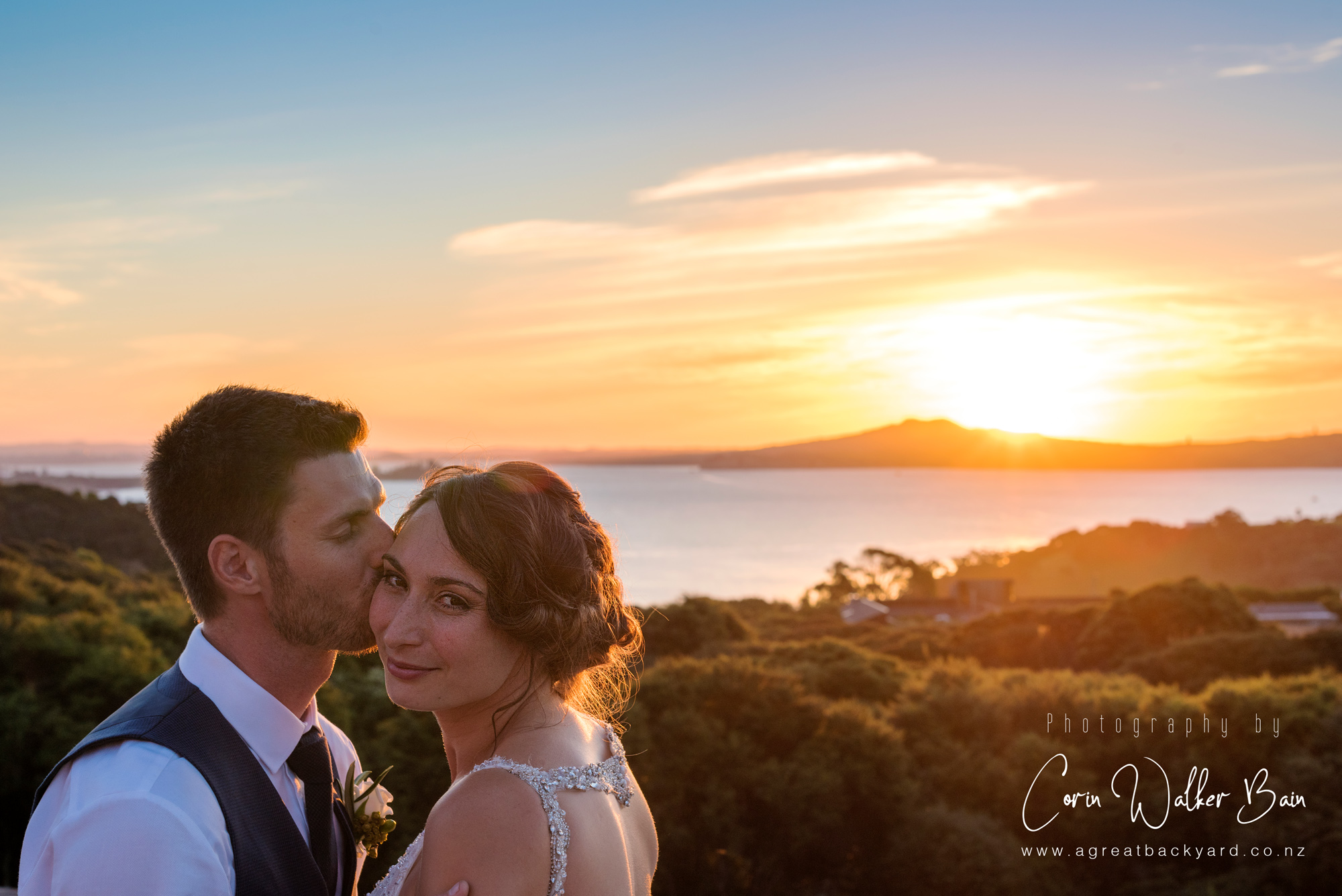 Waiheke sunset at Andy and Emma's Waiheke Island wedding by New Zealand wedding photographer Corin Walker Bain of a great backyard