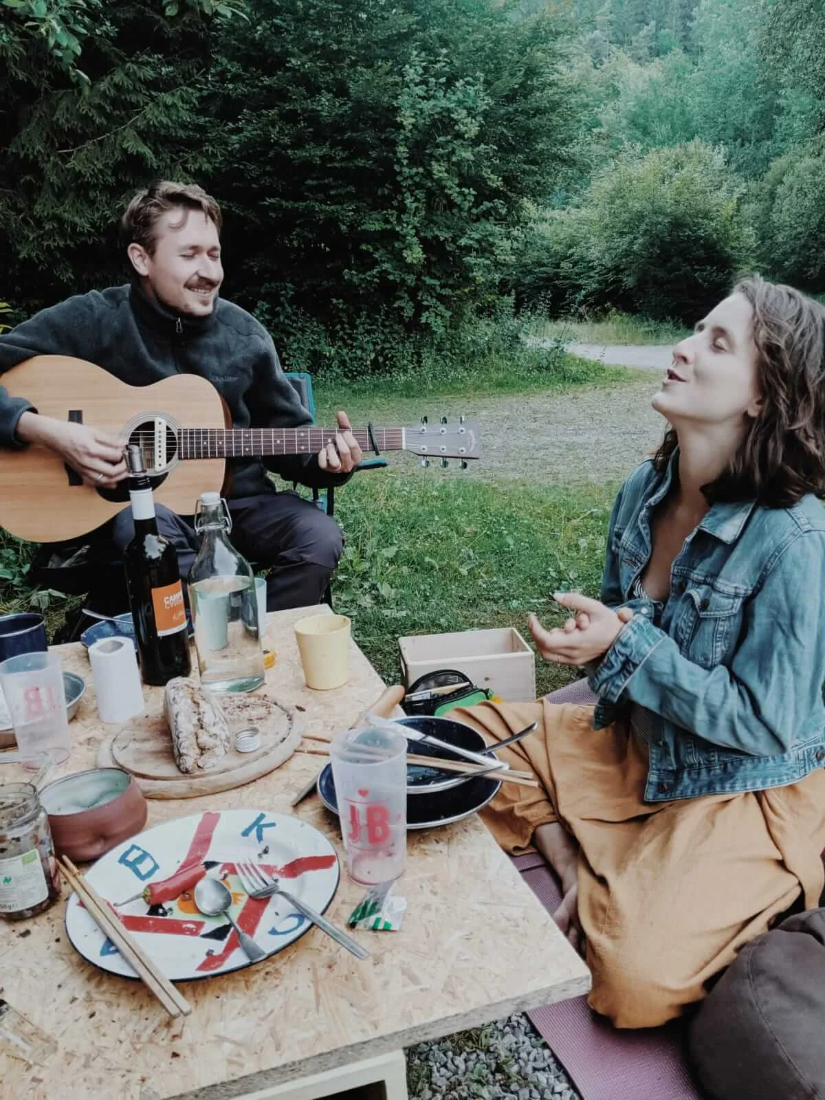 vanlife-helmbachweiher-gitarre-1.jpeg
