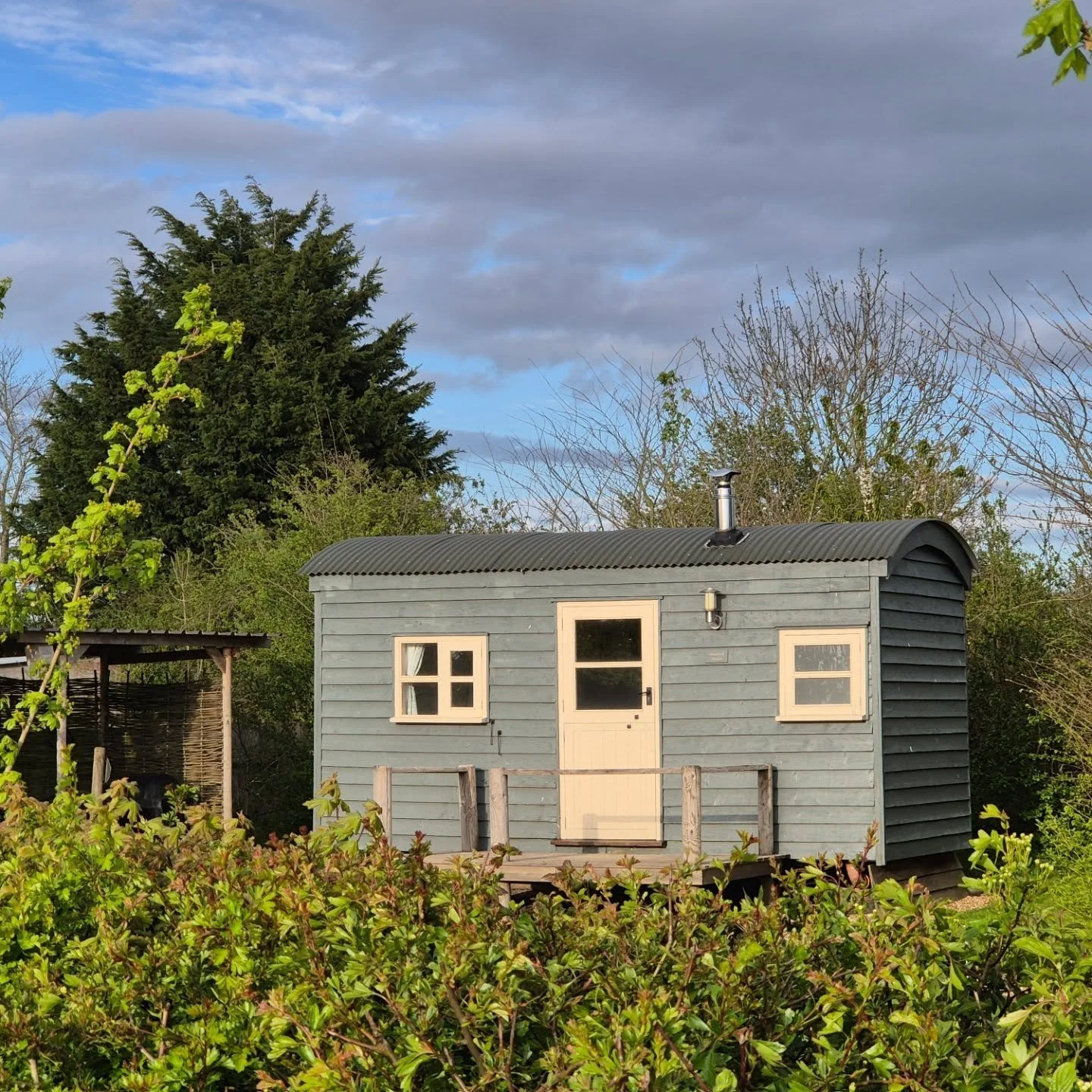 There's still time to book a shepherds hut for the bank holiday weekend. Bring your doggy friends and enjoy some lovely local walks, visit the local market towns of Harleston and Bungay before paying a visit to our friends @grainbrewery for a relaxin