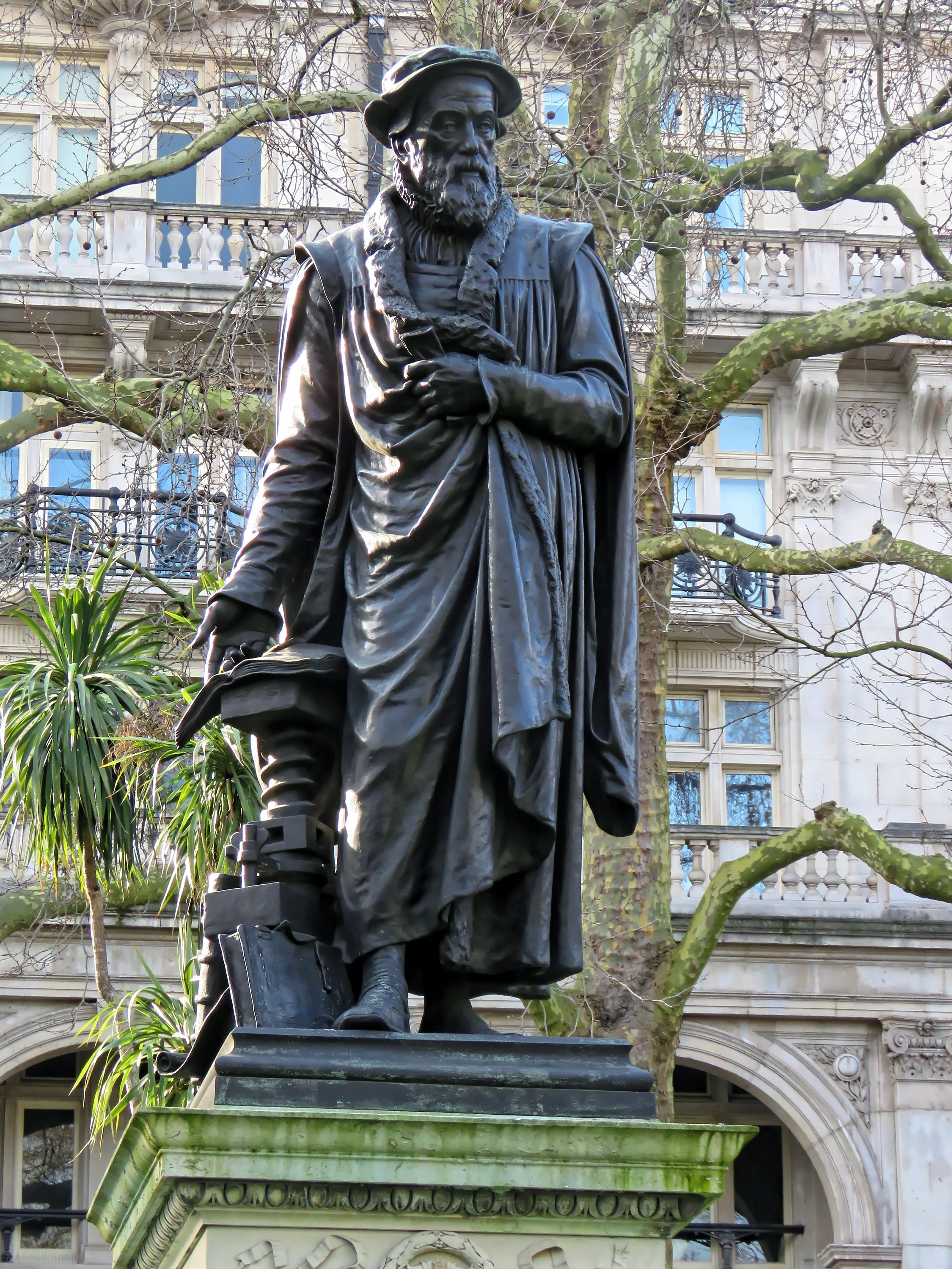 William_Tyndale_memorial_in_Victoria_Embankment_Gardens.jpg